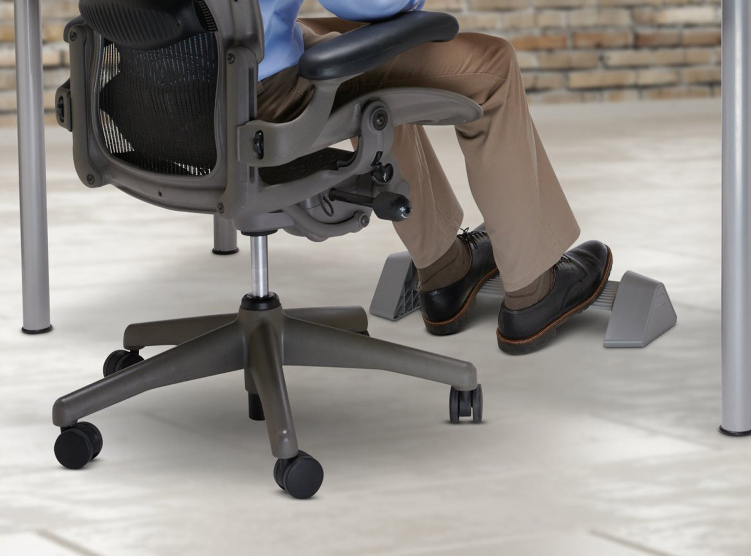 StarTech.com Ergonomic Foot Rest - Rocking Footrest with Cable