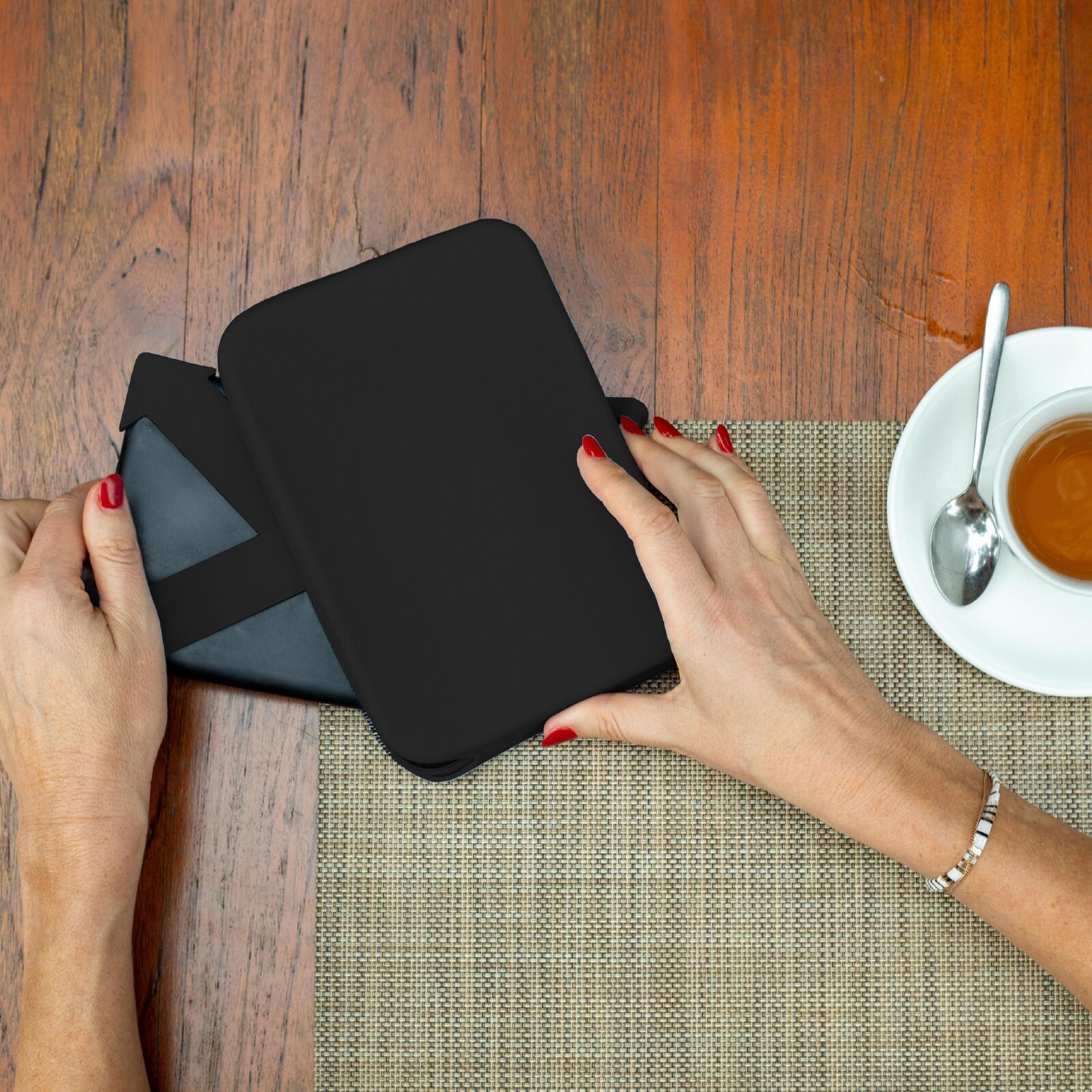 Clutch Black